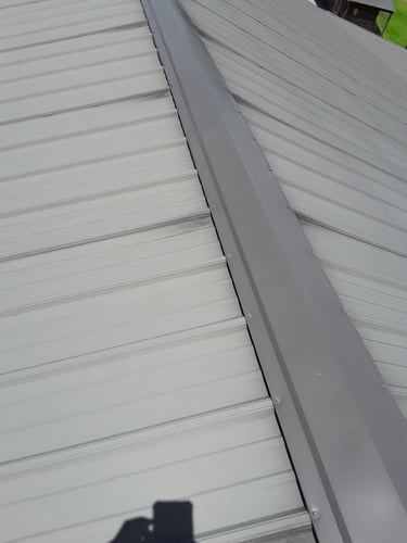 do metal roofs fade over time