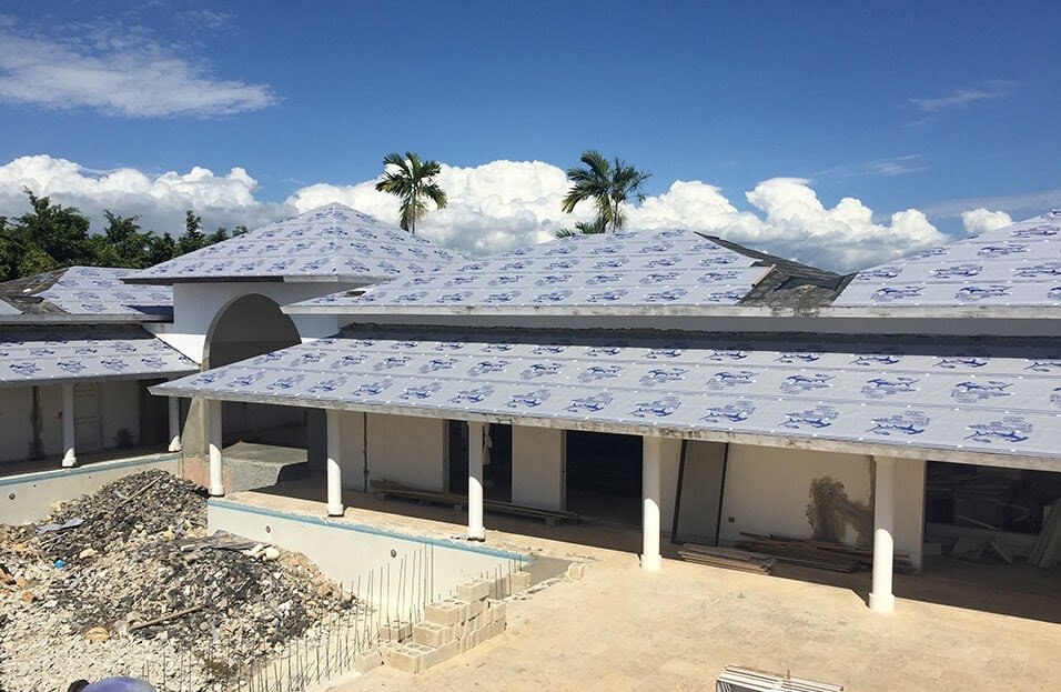 Asciugatura in un tetto: cosa fare quando il progetto del tetto in metallo viene ritardato