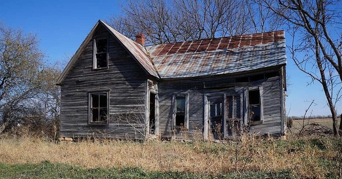 What Is Reclaimed Metal Roofing? Buyers Guide For Rusty Tin Roofing